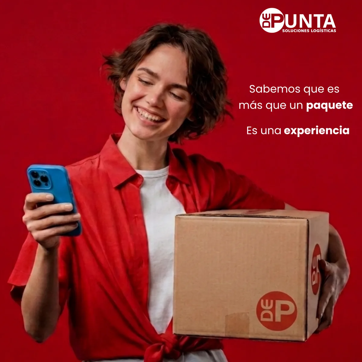 Persona sostiene un paquete y un teléfono.